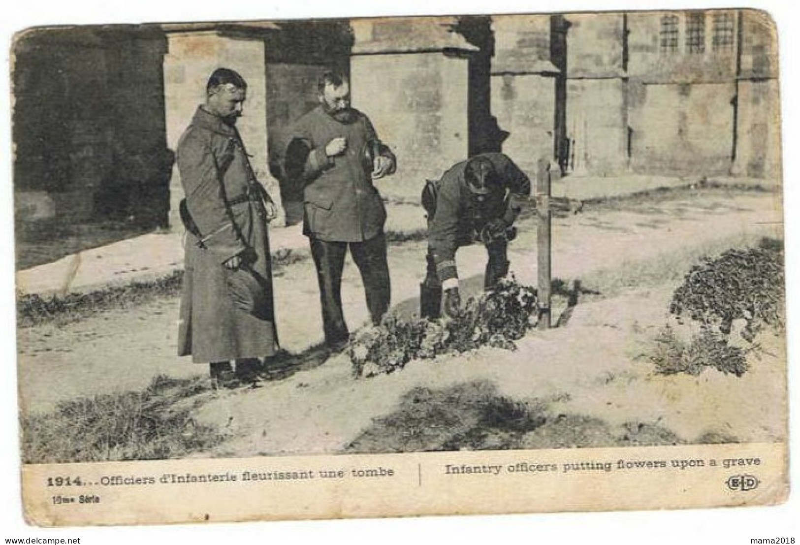 GUERRE 14_18  Officiers D' Infanterie  Fleurissant Une Tombe - Guerre 1914-18