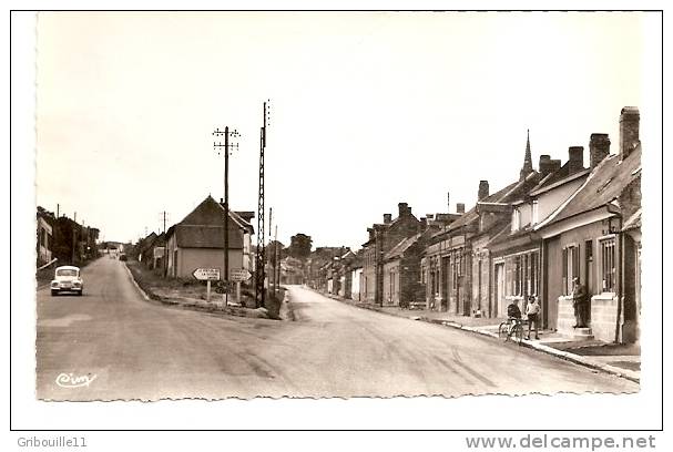 BEAUVAL  -   ** CARREFOUR Des Rues  ARMAND DEVILLERS Et ROUTE NATIONALE ** Avec 4CV  -  Editeur : COMBIER De Macon  N° / - Beauval