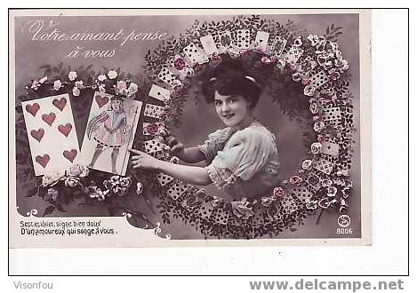 Cpa  Jeune Femme Dans Un Cercle De Cartes à Jouer, Tenant Le Valet De Coeur Et Le 9, Colorisée - Cartas