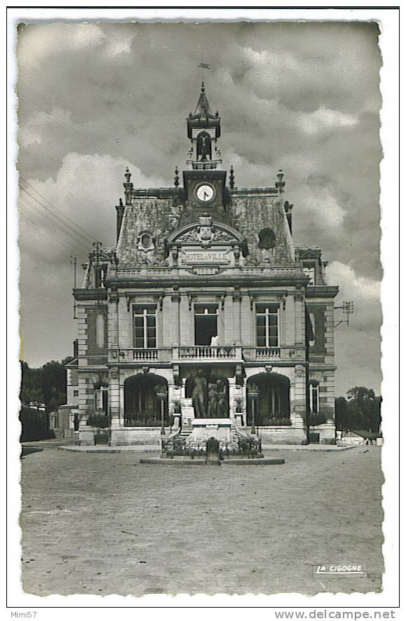 C.P.M. Saint Just En Chaussée - Hôtel De Ville Et Mont Braille - Saint Just En Chaussee