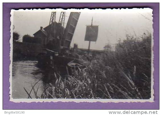 PHOTOGRAPHIE -  NORD - 59 - BERGUES - CANAL DE LA COLME  -  PENICHE PASSANT LE PONT LEVIS VUE 2 - Places