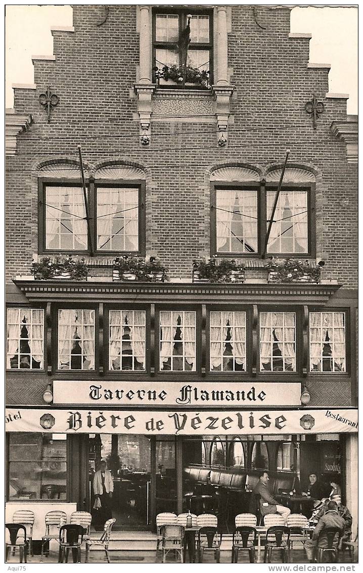 Taverne Des Flandres     CASSEL (garçon,clients) - Cassel