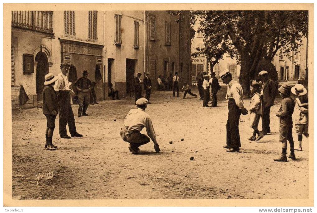 13 JOUEURS DE BOULES SUR LA PLACE - LIEU A DECOUVRIR - Boule/Pétanque