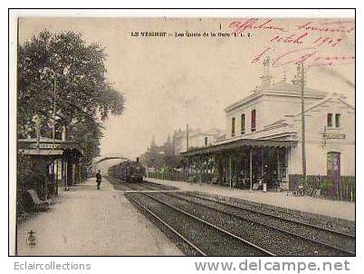 Le Vésinet  Les Quais De La Gare..train - Le Vésinet