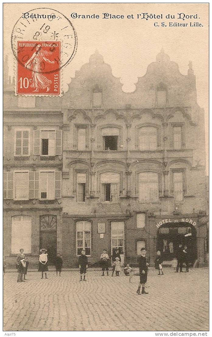 BETHUNE     Grande Place Et L'Hôtel Du Nord  (un Peu Décollée ) Animée - Bethune