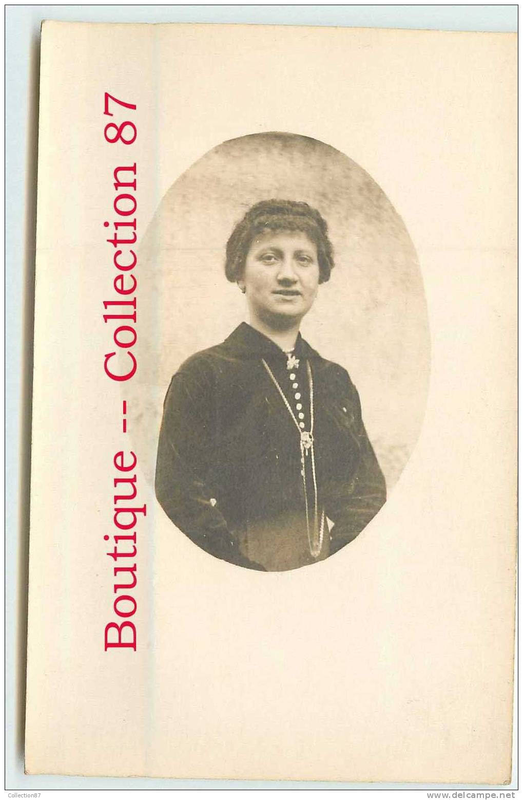 PORTRAIT De FEMME - JEUNE FILLE En MEDAILLON - CARTE PHOTO Des ANNEES 1910 /1920 - REAL PHOTOGRAPH POSTCARD - Photographs