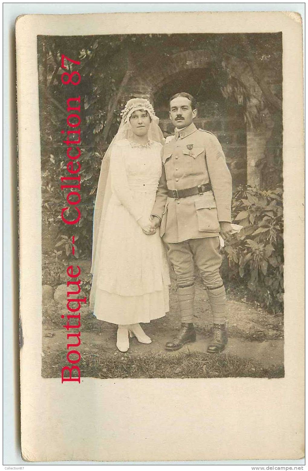 COUPLE De JEUNE MARIE - NOCE - MARIAGE Avec Un MILITAIRE - CARTE PHOTO Des ANNEES 1910 /1920 - AMOUREUX  AMOUR - Noces