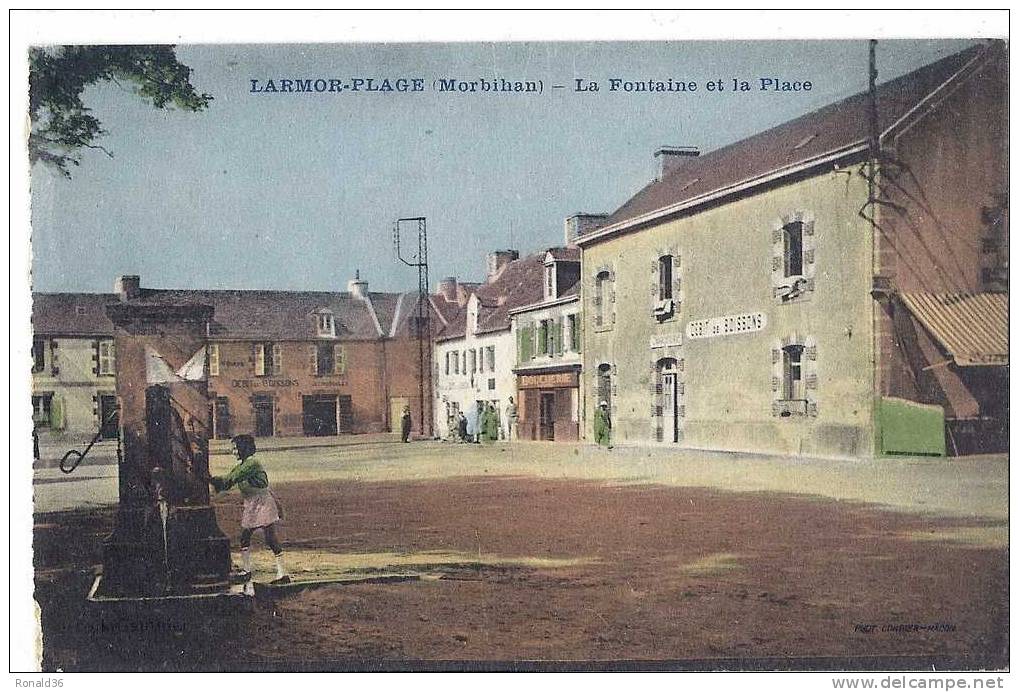 Cp 56 LARMOR PLAGE La Fontaine Et La Place ( Pompe A Eau , Enfant , Boucherie , Débit De Boissons Café - Larmor-Plage