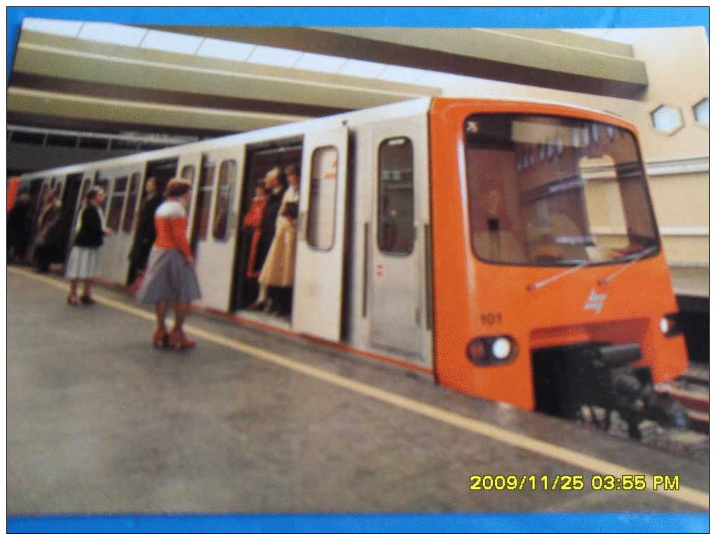 BELGIQUE   BRUXELLES        Rame De Métro  Dans  La  Station   DELTA    N°   37     === - Vervoer (ondergronds)