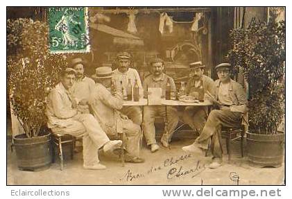 Groupes D Hommes Assis A Un Café ( Voir Description) - Te Identificeren