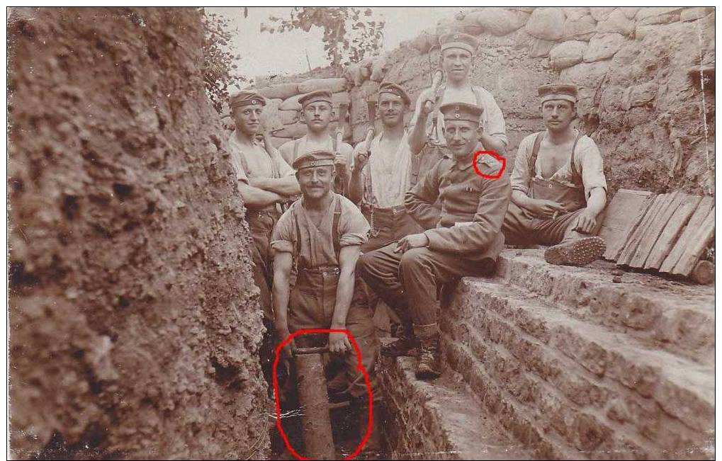 SOLDATS ALLEMANDS-AU TRAVAIL DANS UNE TRANCHEE BETONNEE-CARTE PHOTO - Guerre 1914-18