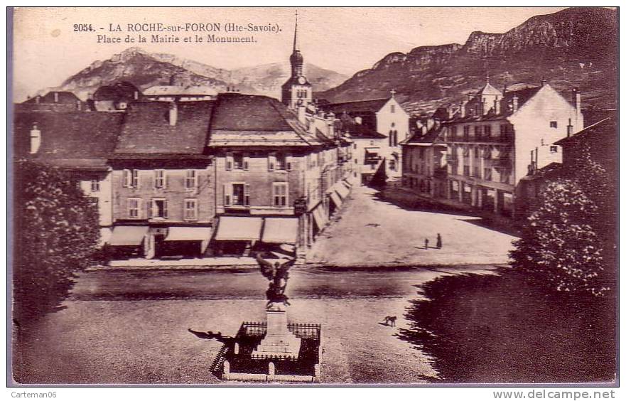 74 - La Roche Sur Foron - Place De La Mairie Et Le Monument - La Roche-sur-Foron