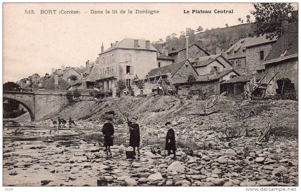 Bort Les Orgues -dans Le Lit De La Dordogne  ( Pecheurs) Plateau Central - Autres & Non Classés