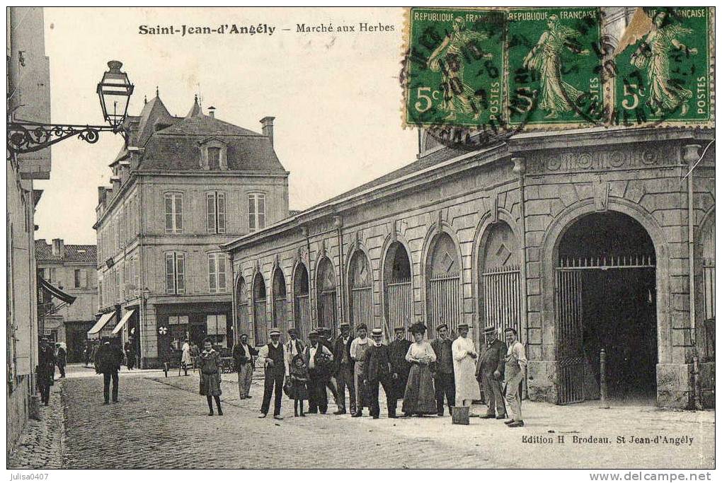 SAINT JEAN D'ANGELY (17) Halles Marché Aux Herbes Animation - Saint-Jean-d'Angely