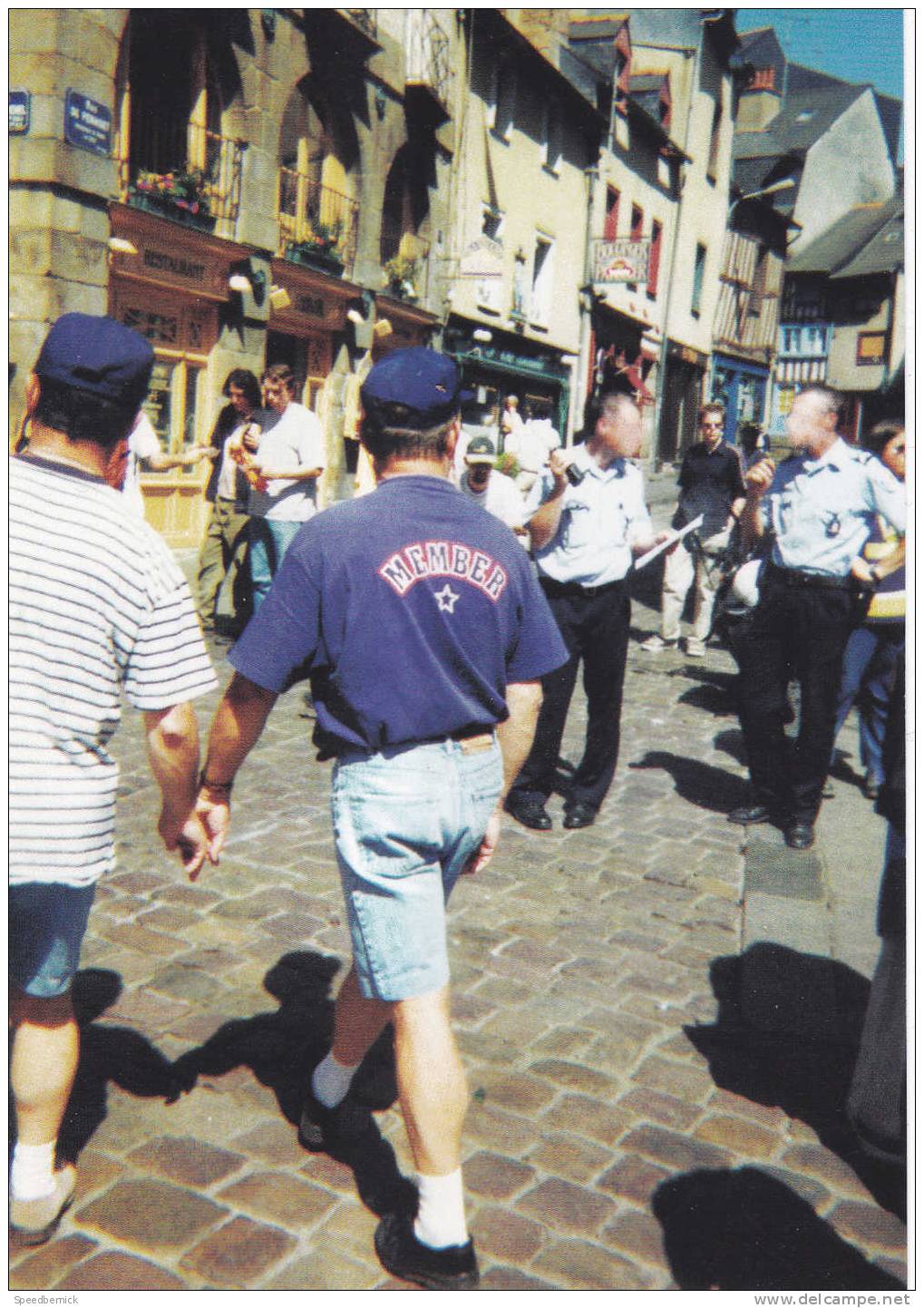 Rennes 35 France  - 1999  Gay  And Lesbian Pride . Policier Couple Gai. Place Saint Michel - Manifestations