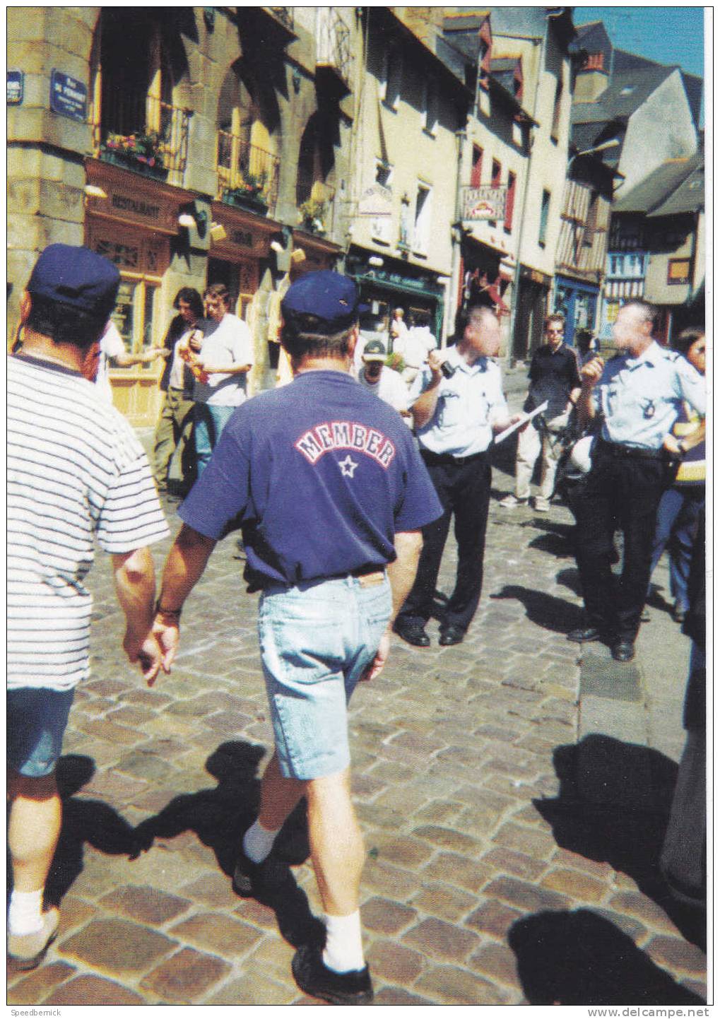 Rennes 35 France  - 1999  Gay  And Lesbian Pride . Policier Couple Gai. Place Saint Michel - Evènements