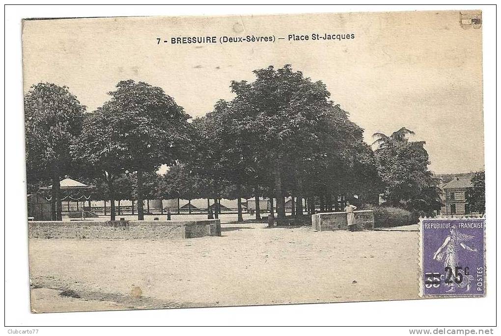 Bressuire (79) : Place Saint-Jacques Env 1920 (animée). - Bressuire