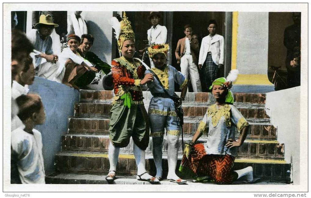 CAMBODGE.... DANSEUSES CAMBODGIENNES...CPSM PETIT FORMAT ANIMEE. - Cambogia