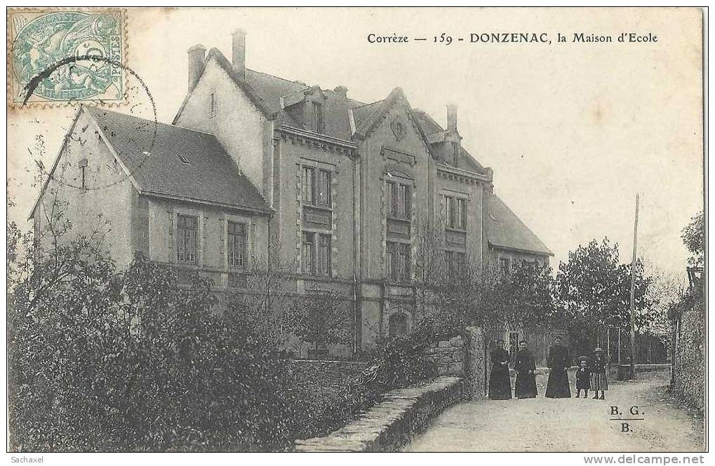 1906 CPA  RARE   Fr.  DONZENAC . La Maison D´école ( Animée Professeurs) - Andere & Zonder Classificatie