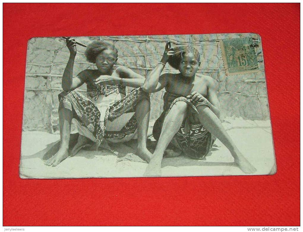 Afrique Occidentale  - Jeunes Femmes Africaines Se Coiffant   -  ( 2 Scans ) - Unclassified