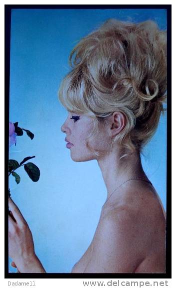 Carte Postale Brigitte Bardot Pub Années 60 - Singers & Musicians