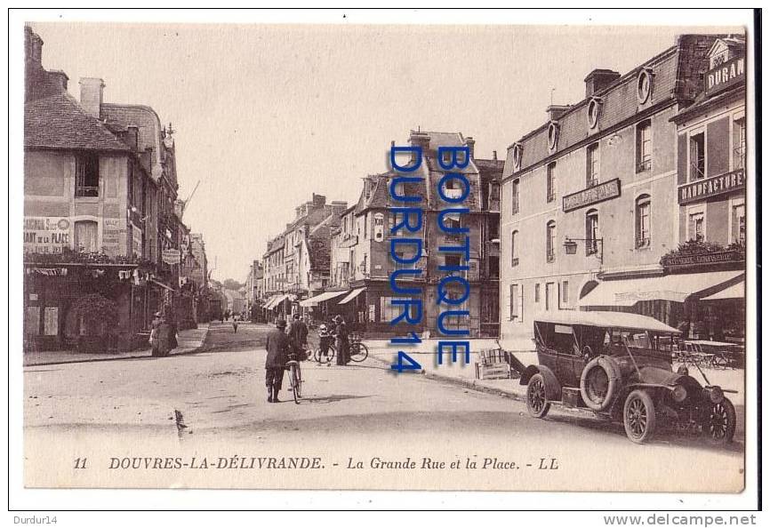 DOUVRES - LA DELIVRANDE  (Calvados)   La Grande Rue Et La Place  ( Automobile...) - La Delivrande