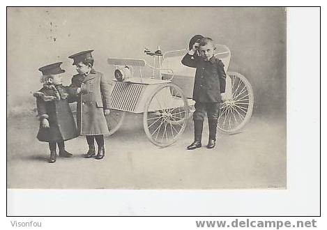 Cpa Jeune Couple Et Son Chauffeur, Voiture Ancienne - Jeux Et Jouets