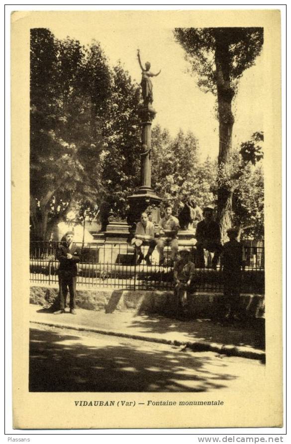 VIDAUBAN ( Var) . Fontaine Monumentale . Carte Animée De Jeunes Gens - Vidauban