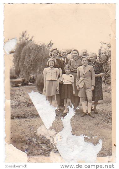 16788 ; Photo 5x8 Cm Du Mahatma Gandhi Au Milieu De Sa Famille, 1943 ? ! Etat ! - Célébrités