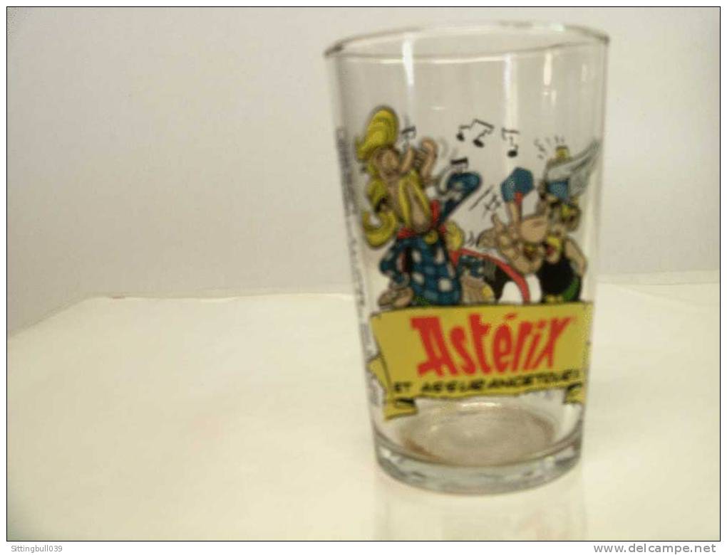 ASTERIX. VERRE PUB AMORA.  ASTERIX ET ASSURANCETOURIX. Décor N° 5 Sur Une Collection De 6. 2000 Goscinny-Uderzo. - Advertisement