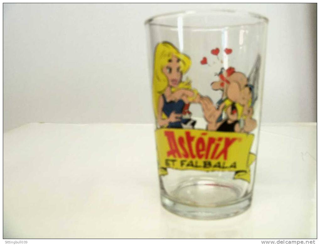 ASTERIX. VERRE PUB AMORA.  ASTERIX ET FALBALA. Décor N° 2 Sur Une Collection De 6. 2000 Goscinny-Uderzo. - Advertisement