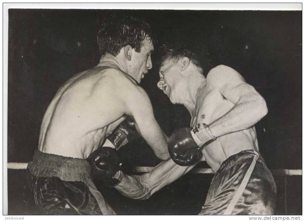 P 318 - PHOTO - BOXE - Photo Saisissante Des Deux Poids Legérs  BARNHAN   Et JOE LUCY Ect 1952 - Voir Résumé - - Autres & Non Classés