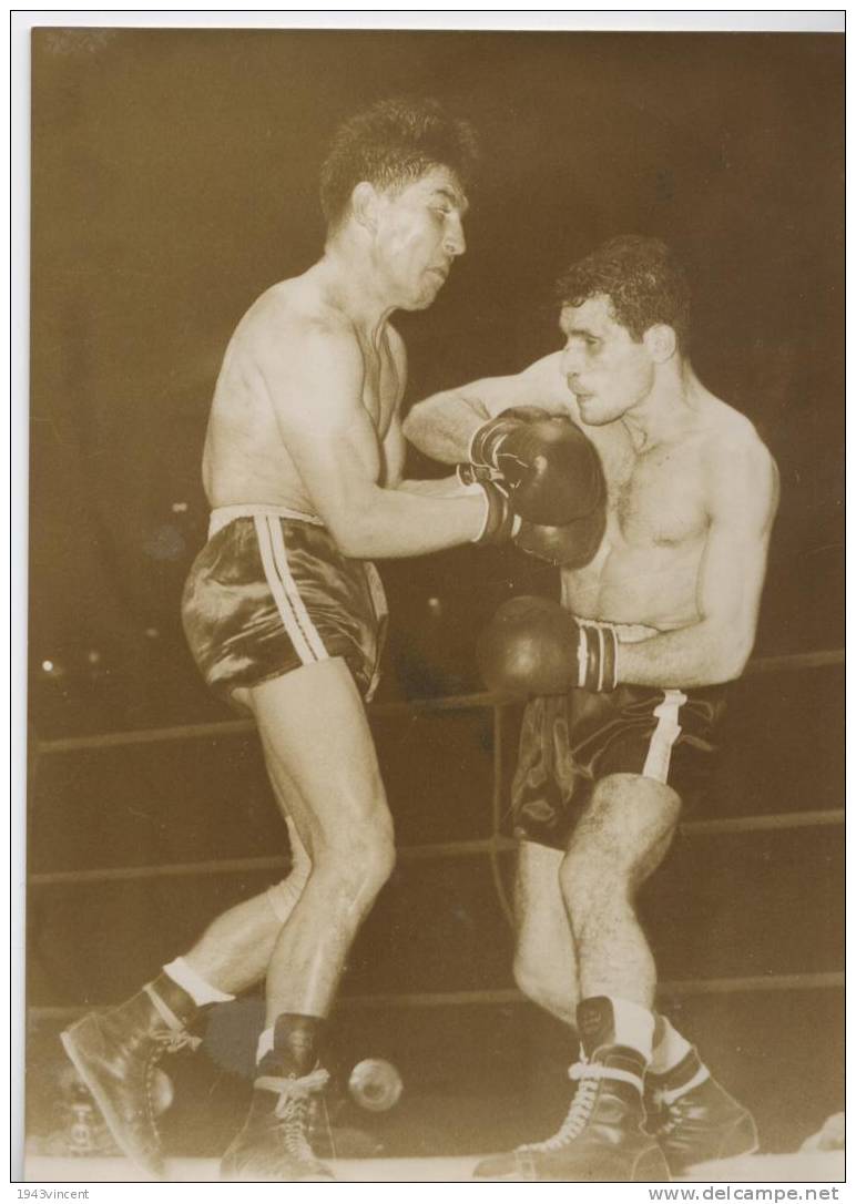 P 322 - PHOTO - BOXE -En Battant SANDEYRON Aux Points, ROBERT COHEN Devient Champion De France  Ect 1953 - Voir Résumé - - Autres & Non Classés