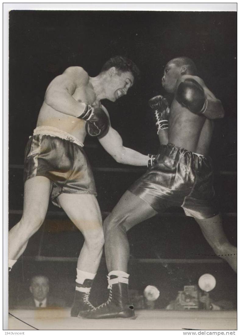 P 323 - PHOTO - BOXE - DAUTHUILLE Bat Difficilement NORMAN HAYES Aux Points  Ect 1952 - Voir Résumé - - Autres & Non Classés