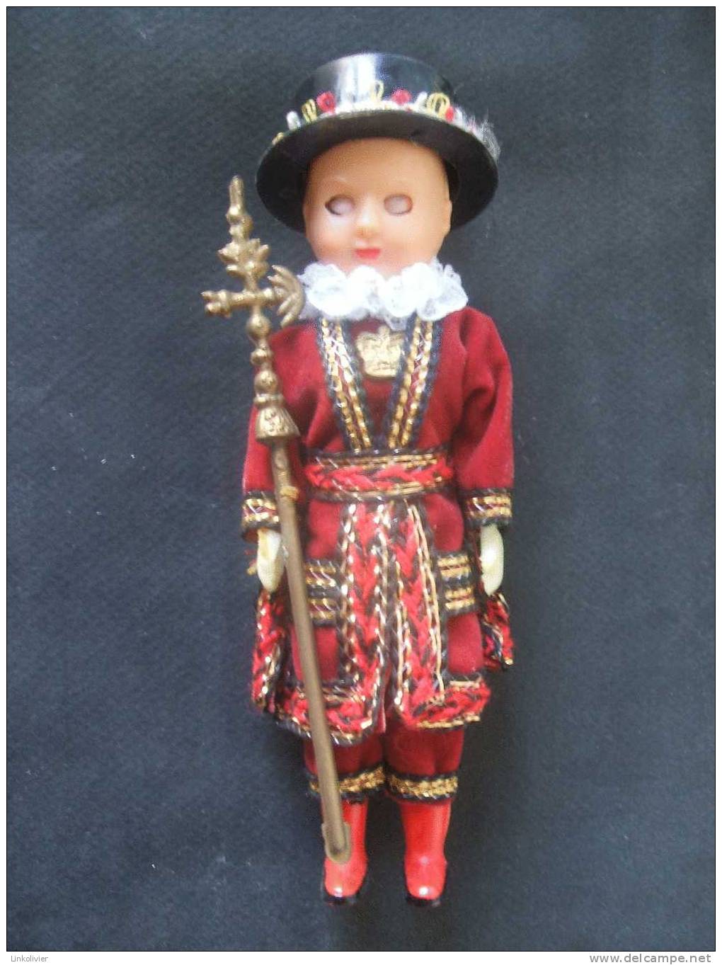 GARDE ANGLAIS De La TOUR De LONDRES Avec Sa Hallebarde / Poupée - 70's - Très Bon état - Toy Memorabilia