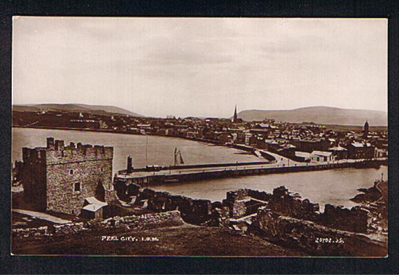 RB 640 - Early Real Photo Postcard Peel Castle & City Isle Of Man - Isle Of Man