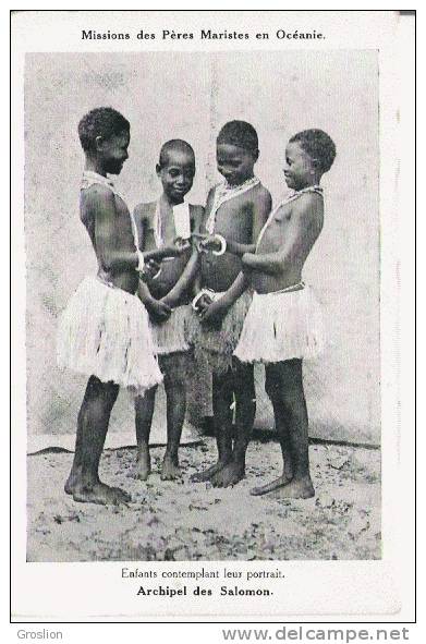 ARCHIPEL DES SALOMON  ENFANTS CONTEMPLANT LEUR PORTRAIT  (BELLE ANIMATION) - Solomoneilanden