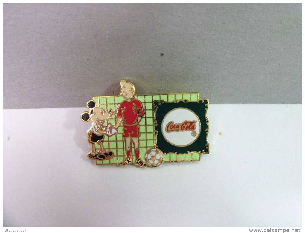 RARE PIN'S TINTIN EN FOOTBALLEUR Avec MICKEY Et PUB COCA-COLA Pour La WORLD CUP 1994 - Pins