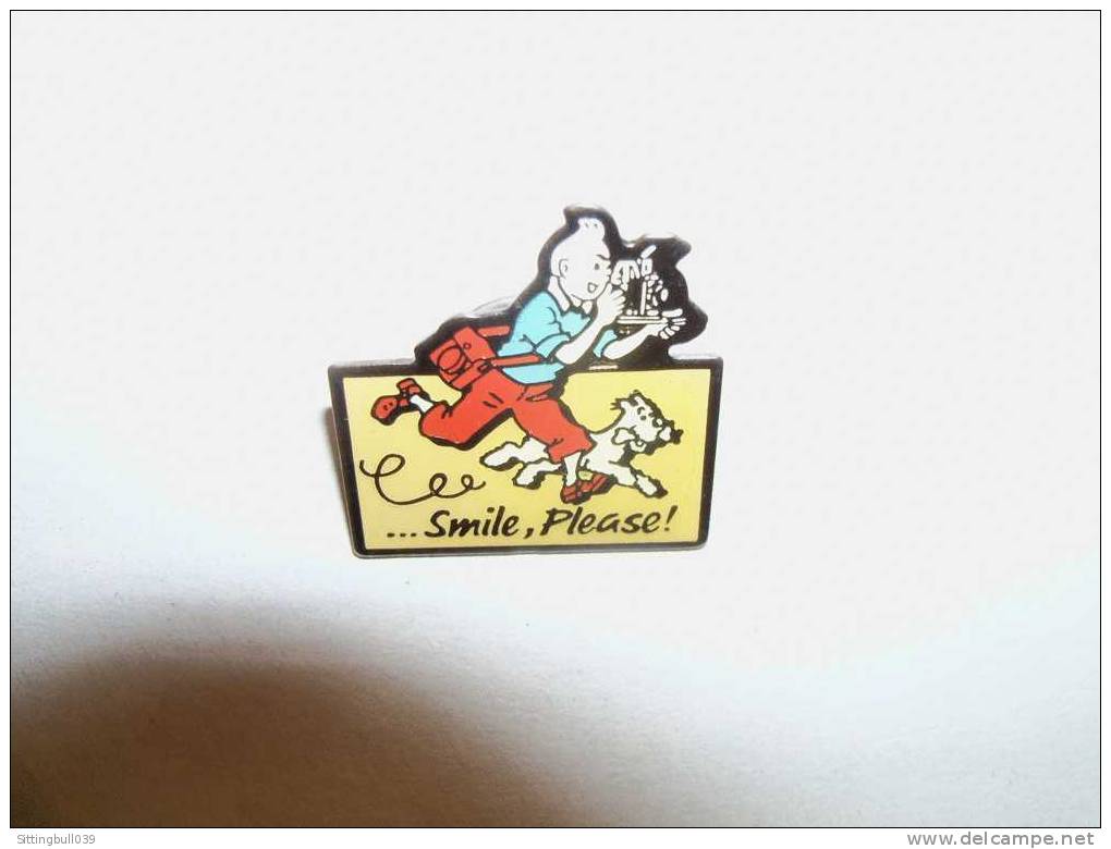 PIN´S TINTIN (et Milou). REPORTER PHOTOGRAPHE. Pub. Color Star Benelux 1992. Hergé TL. Fond Bronze. - Pin's