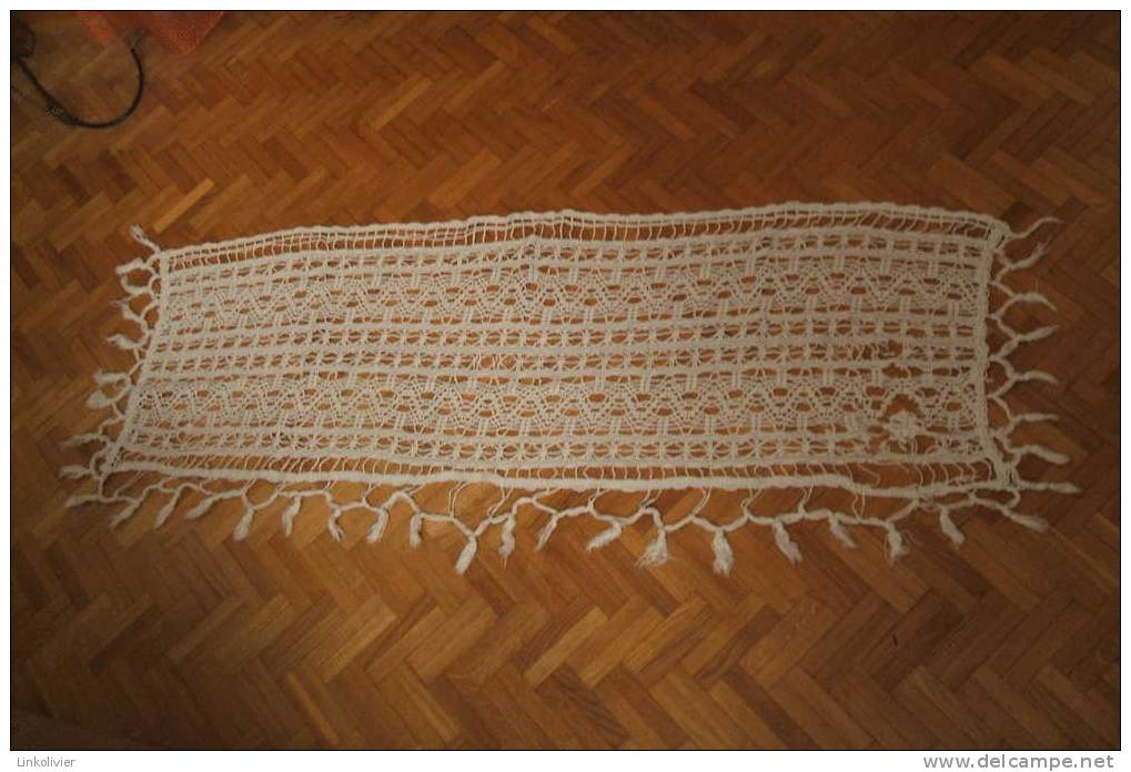 Ancien NAPPERON Fait Au CROCHET Dessus De Cheminée Buffet Ou Commode 125x47 Cm - Dentelles Et Tissus