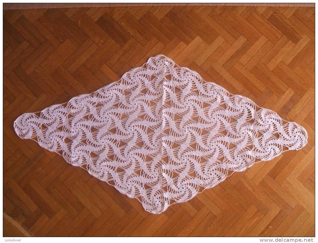 Ancien NAPPERON Blanc Au CROCHET 90x50 Cm - Spitzen Und Stoffe