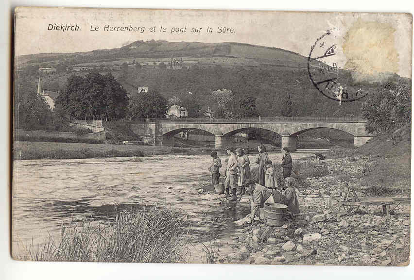 130 - DIEKIRCH - Le Herrenberg Et Le Pont De La Sûre - *Lavandières* - Diekirch