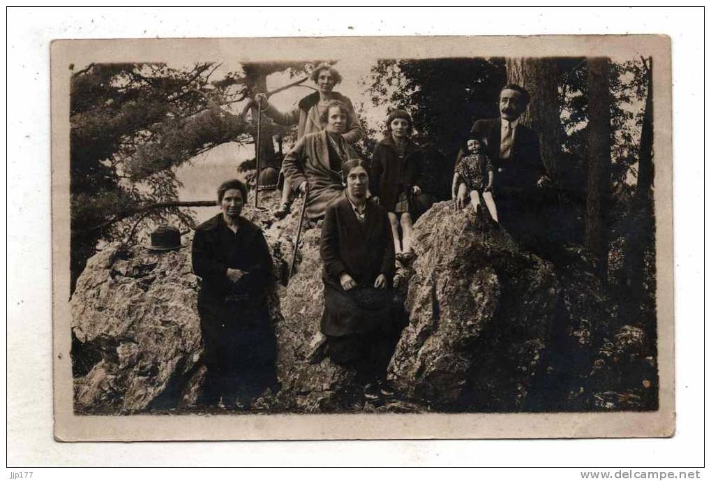 Carte Photo Fillette Et Une Poupée En Excursion Avec Un Groupe Familial La Poupee Fait Penser A Celle D'un Ventriloque - Jeux Et Jouets