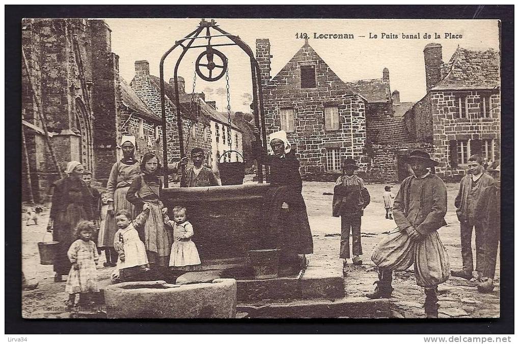 CPA  ANCIENNE- FRANCE- LOCRONAN (29)- LE PUITS DE LA PLACE AVEC TRES BELLE ANIMATION GROS PLAN- COSTUMES BRETONS - Locronan