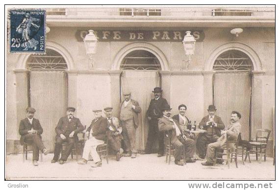 SIGEAN (AUDE) CARTE PHOTO DU CAFE DE PARIS 1908  (BELLE ANIMATION PERSONNAGES ASSIS) - Sigean