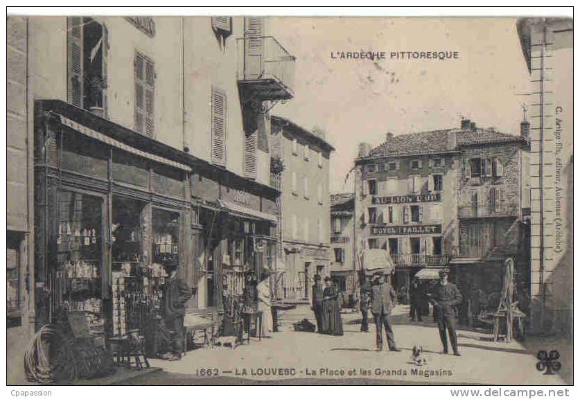 LA LOUVESC - Place Et Les Grands Magasins -cpa MTIL 1662- écrite 1909 -TBE - La Louvesc