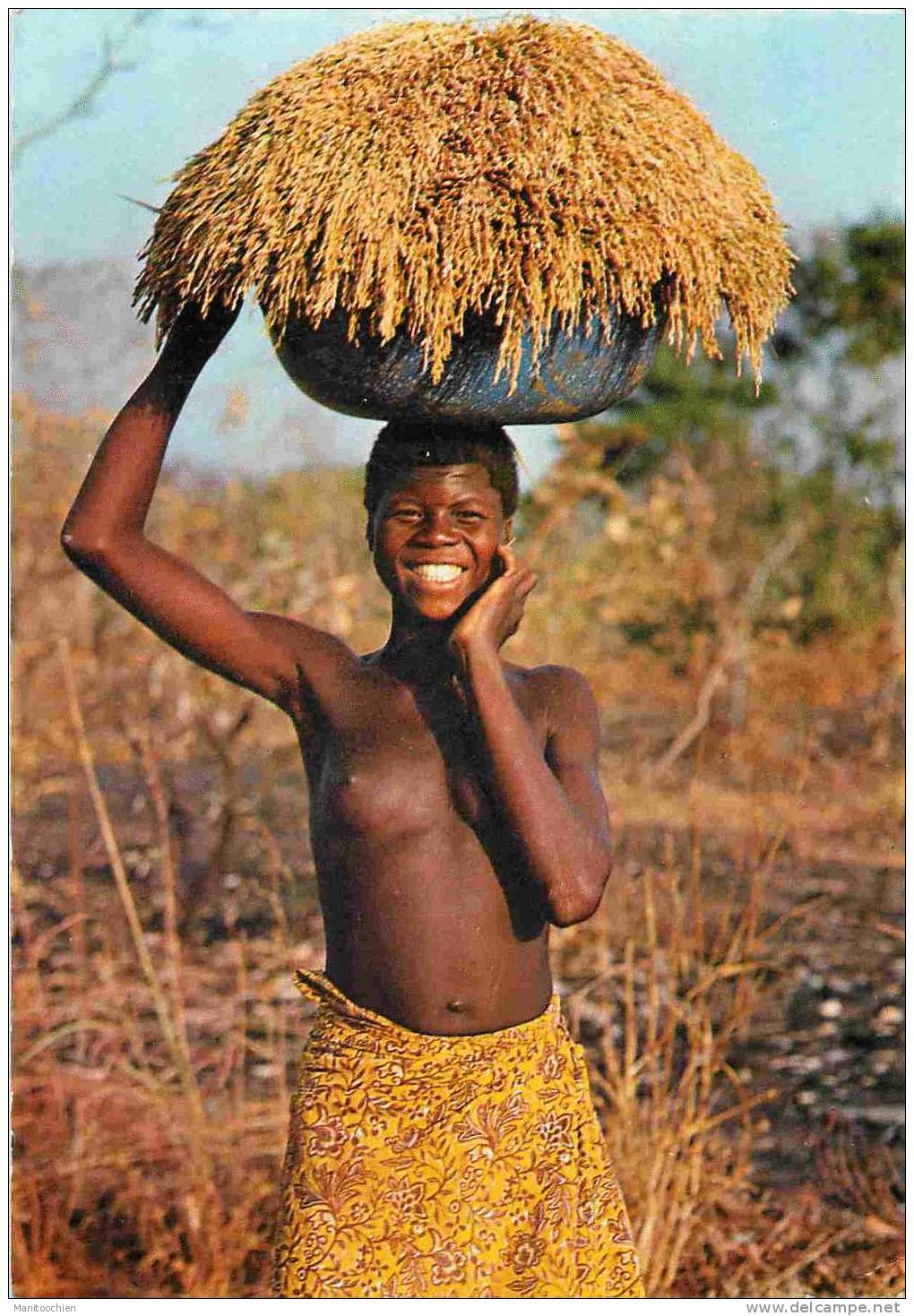 BURKINA FASO  HAUTE VOLTA  RETOUR A LA MAISON JEUNE FILLE SEINS NUS - Burkina Faso