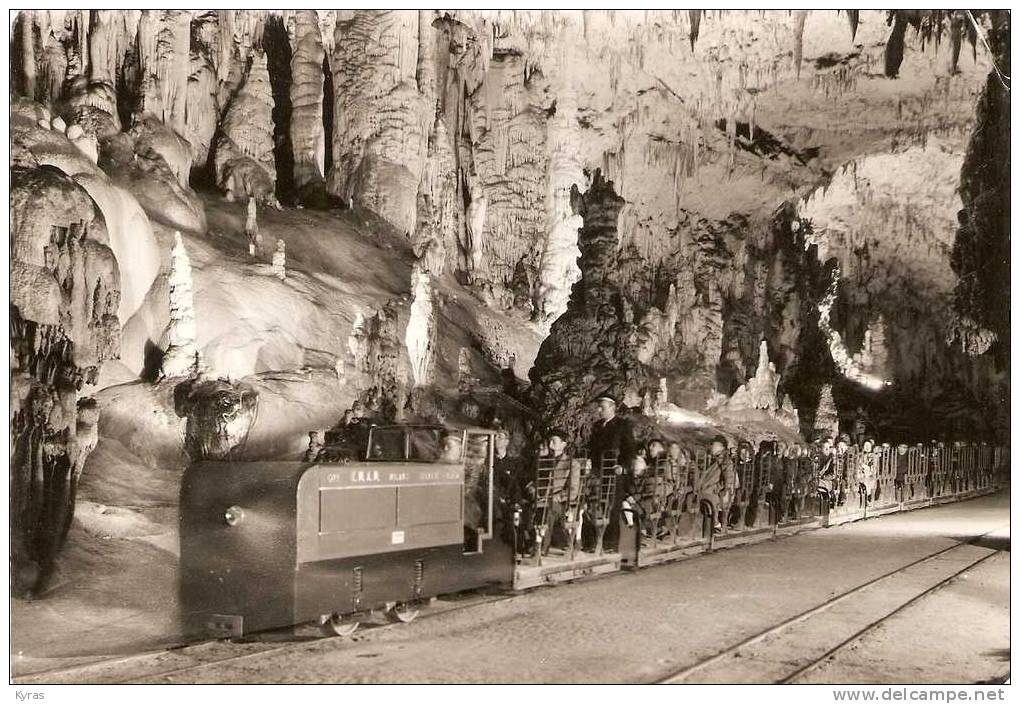 CPSM 10X15 . YOUGOSLAVIE . POSTOINSKA JAMA . SLOVENIA JUGOSLAVIJA . Train De Visiteurs Dans La  Grotte De POSTOJMA - Jugoslawien
