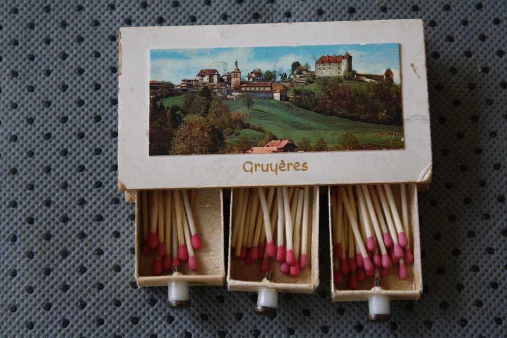 3 BOITES D'ALLUMETTES EN UNE   DE GRUYERES  EN SUISSE TABACS ET OBJETS Liés 9 X 5 CM - Boites D'allumettes