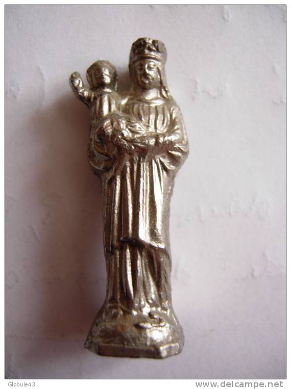 VIERGE A L´ENFANT METAL ARGENTE TRES LOURD NOTRE DAME DU PUY ? Ht 4 CM - Religion &  Esoterik